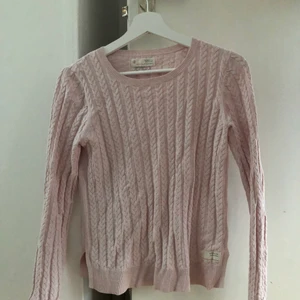 Tröja Odd Molly - Rosa kablestickad tröja från Odd Molly. Storlek 0 (xs). Sparsamt använd, fint skick. Nypris 1200 kr.