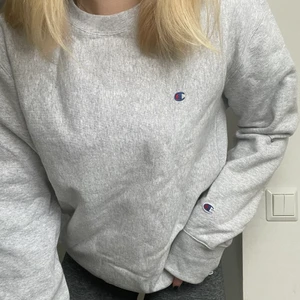 Champion Tröja  - Så gott som ny champion tröja! Använd någon gång och säljs därav att den inte kommer till användning. Köpt på boozt för 900kr 