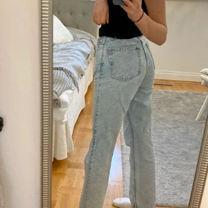 Weekday Jenas  - Ljusblå Jenas från Weekday i modellen Rowe. Bra skick. Buda i kommentarerna. Hör gärna av dig om du har några frågor!