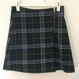 kjol från holly & whyte av lindex storlek 34. Längd 43 cm midja 70cm