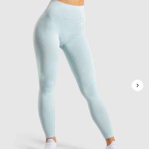 Helt slutsålda gymshark träningstights i storlek xs. Är modellen ”Vital Seamless Leggings”. Dom har dock fått en liten färgförändring i tvätten då dom är lite mörkare i tonen, men skriv för fler bilder!! Frakt kostar 66kr💓😊 