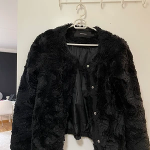 Snygg svart pälsjacka - Snygg höstjacka
