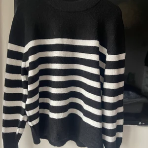 Randig tröja - Jätte fin o trendig tröja ifrån hm. Endast använd 1 gång så väldigt fint skick. om fler är intresserade så blir det budgivning💕