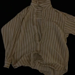 Linne Skjorta - Linneskjorta från Stradivarius. Om du undrar något eller vill se plagget på skriv till mig :)