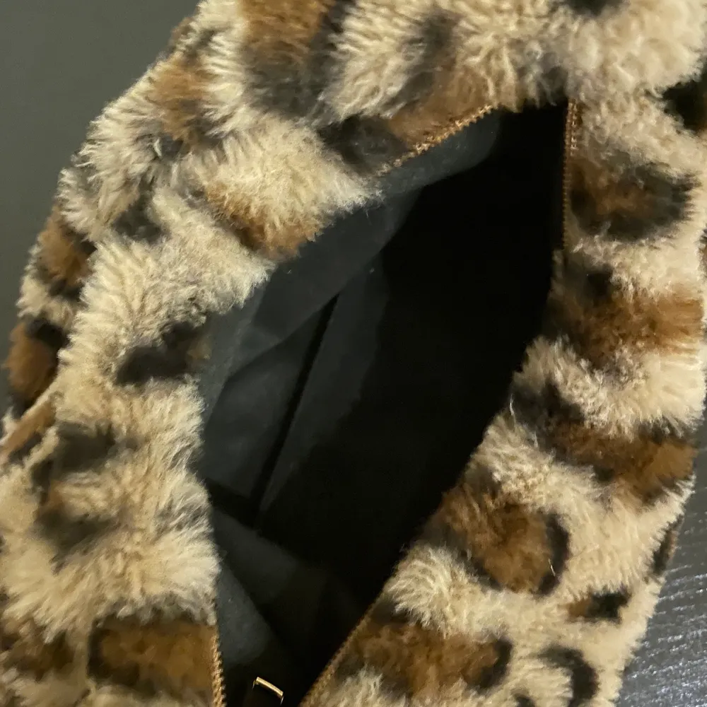 Leopard väska från shien har aldrig användt den.. Väskor.