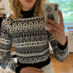Stickad tröja, Monki💓 - En stickad tröja i fint mönster från monki. Knappt använd, i skönt material🤎