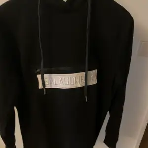 Svart galagowear hoodie med zip ficka, bra skick. Pm för bild eller pris