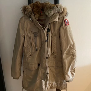 Parajumpers jacka  - Säljer min Parajumpers jacka i storlek L.   Har ej kommit till riktigt användning och därmed använd ett fåtal gånger. Den är i väldigt fint skick, köpt i butik och kvitto finns!   Kan skicka mer bilder om man är intresserad. 