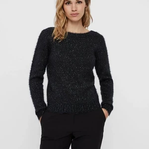 Svart stickat tröja - En svart stickad tröja från vero moda som köptes för nåt år sedan! Väldigt mysig och perfekt att ha ute till en middag eller bara för att vara hemma o slappa i soffan, storlek small men skulle själv säga xs-m