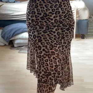  Lång leopard kjol med volang ett längst ner storlek 36. 