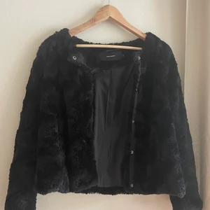 Pälsjacka  - En svart päls jacka från vero Moda. Storlek S. Säljer då den inte kommer till användning! Mycket bra skick. 