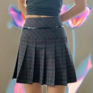 y2k vintage plaid skirt - Vintage kjol från tidigt 2000-tal med tillhörande skärp, märket är Orsay. Passar perfekt till hösten🍂 75 cm i midjan och 42 cm lång. Går att ha både högmidjad och lågmidjad. Kjolen har dragkedja i sidan. Den är köpt på Depop för 300kr och är i mycket bra skick. Säljer pga av att den tyvärr är för stor för mig (håller uppe kjolen i första bilden). Om du har frågor eller vill ha fler bilder kontakta mig❤️