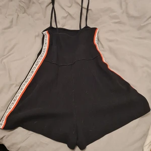 Playsout från bershka - Storlek S, finns lite lösa trådar. Bra skick annars.