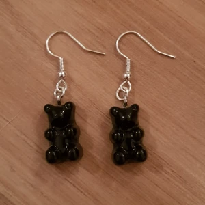 Örhängen - Ett para söta svarta gummibjörns örhängen! Köparen står för frakten🖤