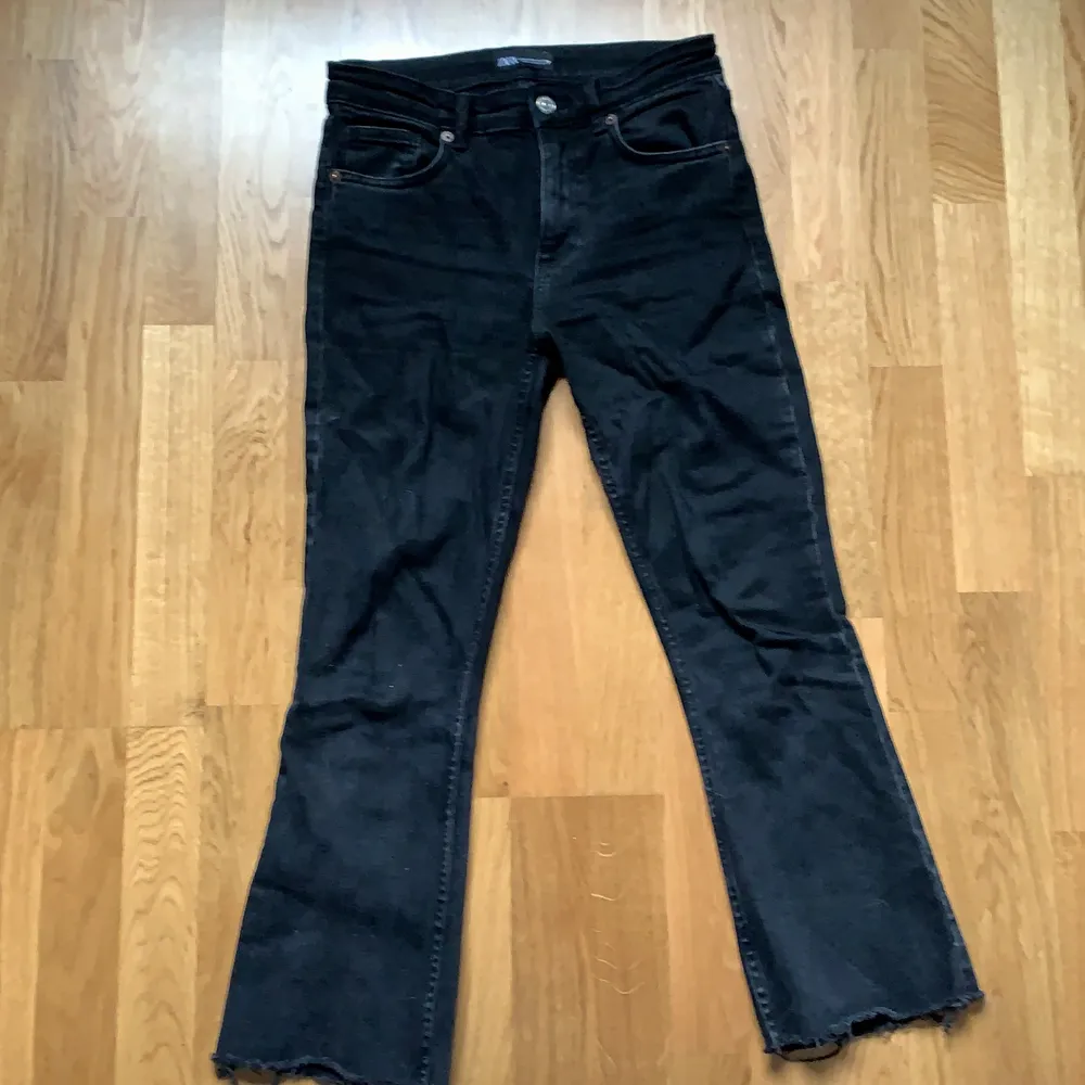 Hej! Ett par svarta jeans i storlek 36 Xs/S. Köpte dessa byxor från Zara för 500kr och säljer dom endast för 120+ frakt.❤️ Skriv!. Jeans & Byxor.