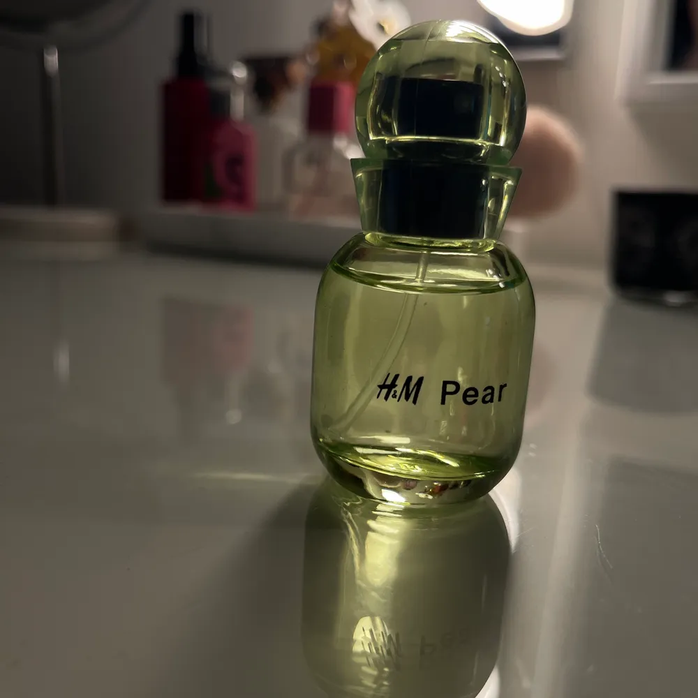 En riktigt fräsch parfym med lukt av päron ifrån H&M 💚 Aldrig kommit till användning och därav säljer jag den! Inte kollat vad frakten är ännu så därför klickar jag i gratis frakt så länge tills nån hör av sig! . Övrigt.