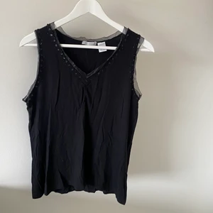 Topp med detalj!  - Söt topp! Är lite trasig (se bild 3). Förstår inte storleken men skulle säga att den är en M. Möts på söder annars står köparen för frakt på 45kr ✨ FÖRST TILL KVARN!!