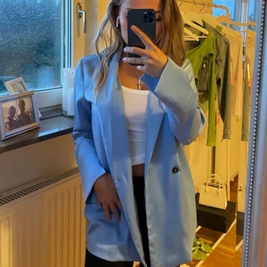 Blå skjorta/jacka  - Blå skjorta/jacka ifrån Ginatricot i storlek XS. Inga defekter. Frakt tillkommer, meddela vid frågor eller intresse 🤎