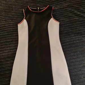 XXI klänning  - Säljer nu en av mina favorit klänningar från XXI. Säljes i kanonskick och sitter perfekt  150 kr