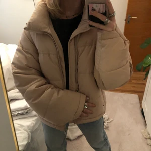 Jacka - Jättesnygg och mysig nu till vintern i en beige färg✨✨