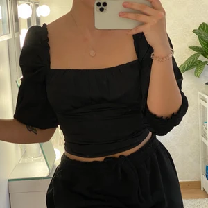 Festtröja - Fin topp från hm med många detaljer, superfin att ha på fest elelr utgång och sitter som en smäck och är så flattering! Kommer sällan till användning tyvärr. Frakt på 66 kr tillkommer🥰