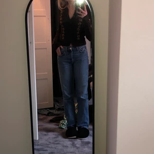 Zara kofta - Fin kofta från zara. Kostade runt 500kr nypris. Den har en liten defekt då en av bitarna i knapparna har försvunnit men det funkar fortfarande att stänga alla knappar!💗