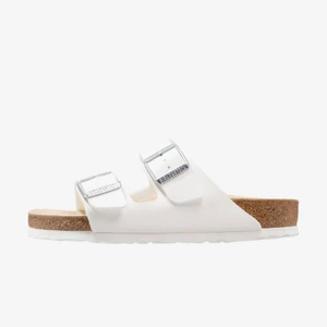 Vita birkenstock - Kollar intresset på mina vita birkenstock Arizona i storlek 39. Dom är inköpta i Maj 2021 och kommer självklart helt rengjorda vid köp. Passar lika bra att använda inomhus i skolan/jobb som utomhus 