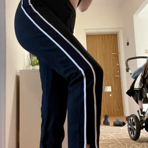 Kostymbyxor  - Kostymbyxor i storlek 38, inköpta för två år sedan och endast använda 2-3 gånger. Pågrund av viktnedgång kan jag inte längre använda dom. Super sköna med mycket stretch 