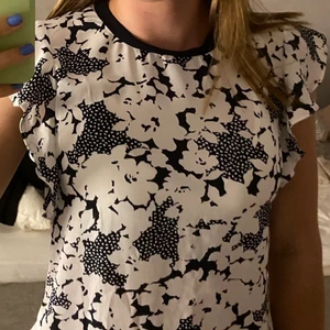 Blus  - Säljer min Tommy Hilfiger blus, använd några gånger men i bra skick✨✨Storleken är Xxs men passar mig som vanligtvis använder S💖💖Köparen står för frakten