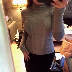 Ribbad grå polotröja - Väldigt fin polotröja lite lång vid ärmarna bara men annars inga problem 