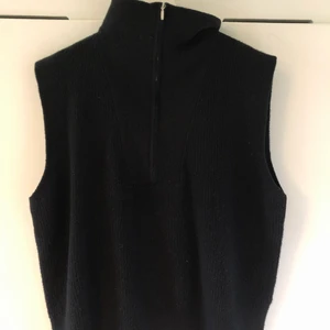 Stickad väst - Stickad väst i nyskick, stolek L. Perfekta höstplagget! 