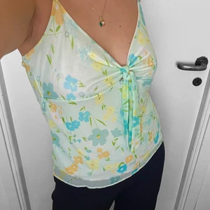 Linne - Ljusblått/ljusgrönt linne med blommigt tryck. Inga synliga defekter 💋 kan gå ner i pris vid snabbköp ❤️‍🔥