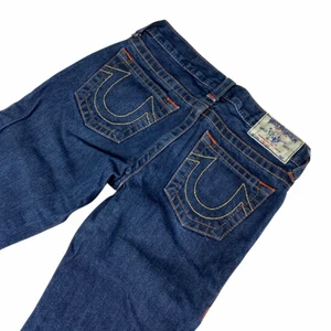 TRUE RELIGION  - Riktigt bra skick! Midjemåttet är: 31cm och innerbensmåttet är: 65cm! Byxorna är straight fit