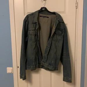 Jeansjacka i storlek L/XL - En snygg jeansjacka i storlek L/XL