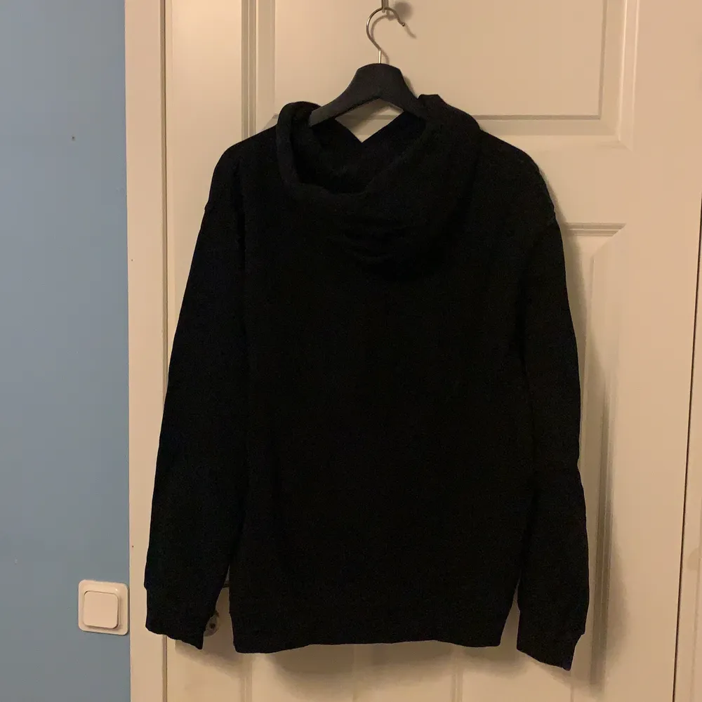 En svart skön hoodie från sour solution i storlek L. Hoodies.