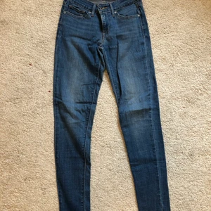 Levis byxor - Fina Levis byxor i en ljus jeans blå färg. Lägre i midjan och skulle säga att de är en storlek 34/36.