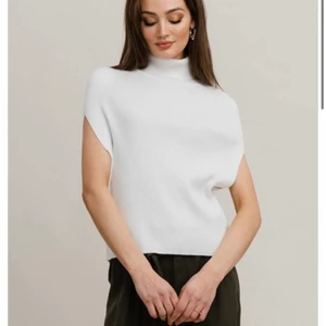 Vit jättefin väst💓🧡 - INTRESSEKOLL på dessa nya polo västar jag köpt in! Finns i alla storlekar från XS-XL😍Superfina allihop och alla splitternya💞🥰349kr/st Kan bjuda frakt, endast seriösa köpare!!!