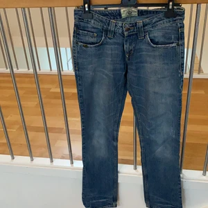 Lågmidjade jeans från Tiger of Sweden  - Mörkblå lågmidjade bootcut från Tiger of sweden. I bra skick och väldigt fina. Storlek W28 L32