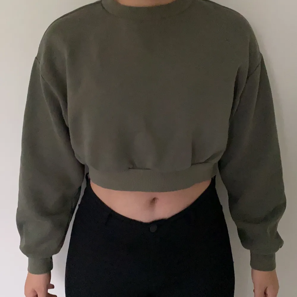 Cropped sweatshirt, lite oversized, militärgrön. Toppar.