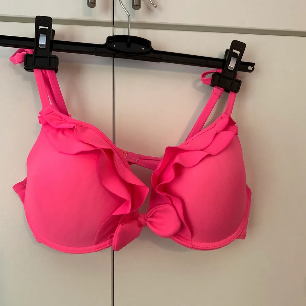 Klarrosa bikinitopp med volang och liten gullig rosett🌼 Frakt tillkommer😊. Övrigt.