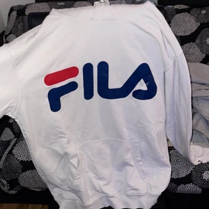 Hoodie - Fila Hoodie i bra skick. Säljer pga inte min stil längre. Normal i storlek 