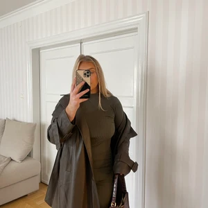 Rib dress från lojsanwallinxbubbleroom  - En superfin klänning från lojsanwallinxbubbleroom. Perfekt till hösten i en mörkgrön färg och ribbat material. Storlek L, aldrig använd (prislapp kvar) endast testad för bild. Figursydd klänning vilket gör att den passar flera storlekar.