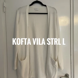 VIT KOFTA VILA - Vit stickad kofta från vila, något år gammal. Har fickor fram, får nedanför rumpan. Är i storlek L men skulle säga att den passar s-m också beroende på vilken fit man vill ha. Är mjuk och skön i tyget. Kan skickas (frakt tillkommer) eller mötas upp i centrala Uppsala.