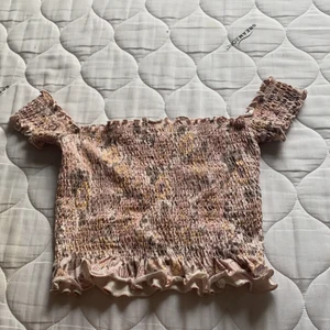 Topp - En jätte gulli rosa/ lite blommig topp jag säljer! I bra skick