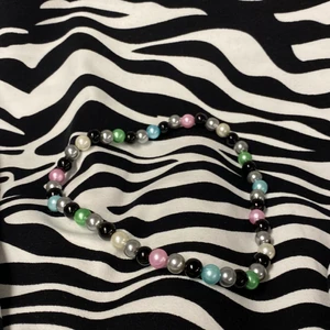Mulitfärgat pärlhalsband  - Egengjorda pärlhalsband i multifärg. Asballa att ha till allt! Passformen är som en choker men de sitter inte åt. Halsbanden är gjorda med resår vilket gör dem lätta att ta av och på! Vid frågor skicka pm💕 priset är 30kr+12kr frakt 