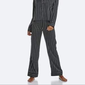 Superfin pyjamas från bikbok i storlek xs. Skjorta och byxor ingår, köparen står för frakten❤️
