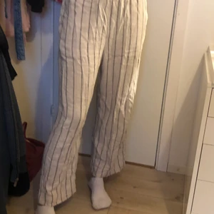 Linnebyxor  - Linnebyxor från lindex i bra skick. Modellen på byxorna  heter bella. Kan mötas i Stockholm annars står köparen för frakten.