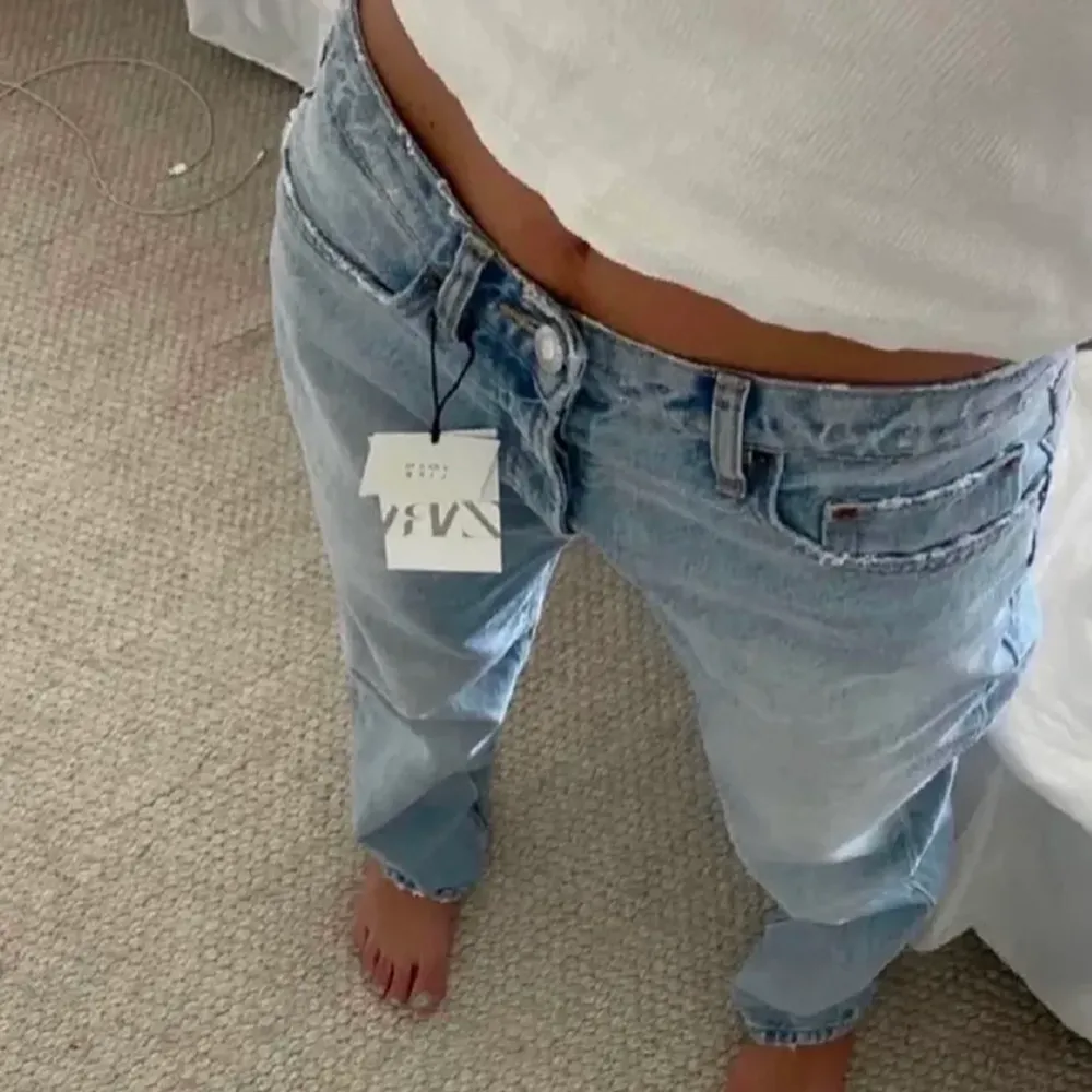 Säljer dessa populära oanvända zara-jenas i storlek 34!!Slutsålda i denna färg på hemsidan🖤(lånade bilder, skriv för egna eller om något annat är oklart). Jeans & Byxor.