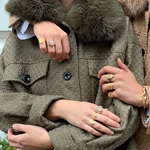 Jacka med päls - En superfin jacka från Meotine som jag köpte förra hösten! Jackan är därför i superfint skick eftersom jag inte använde den särskilt mycket. Den är grön och i ett lite roligt tyg och har päls på kragen! Ursprungspriset är 2800kr💕