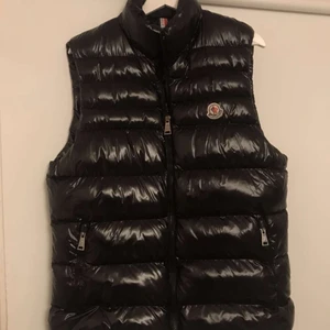 Moncler väst - Säljer denna svarta Moncler väst i storlek 3 vilket motsvarar L. QR-kod finns och den klassiska serien på insidan av västen❤️ kontakta för fler bilder! 